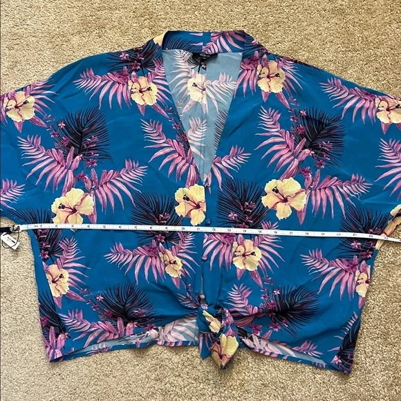 RAILS Thea Button Up in Hawaiian Tropic Color: Hawaiian Tropic 100% Silk Med - Picture 7 of 10